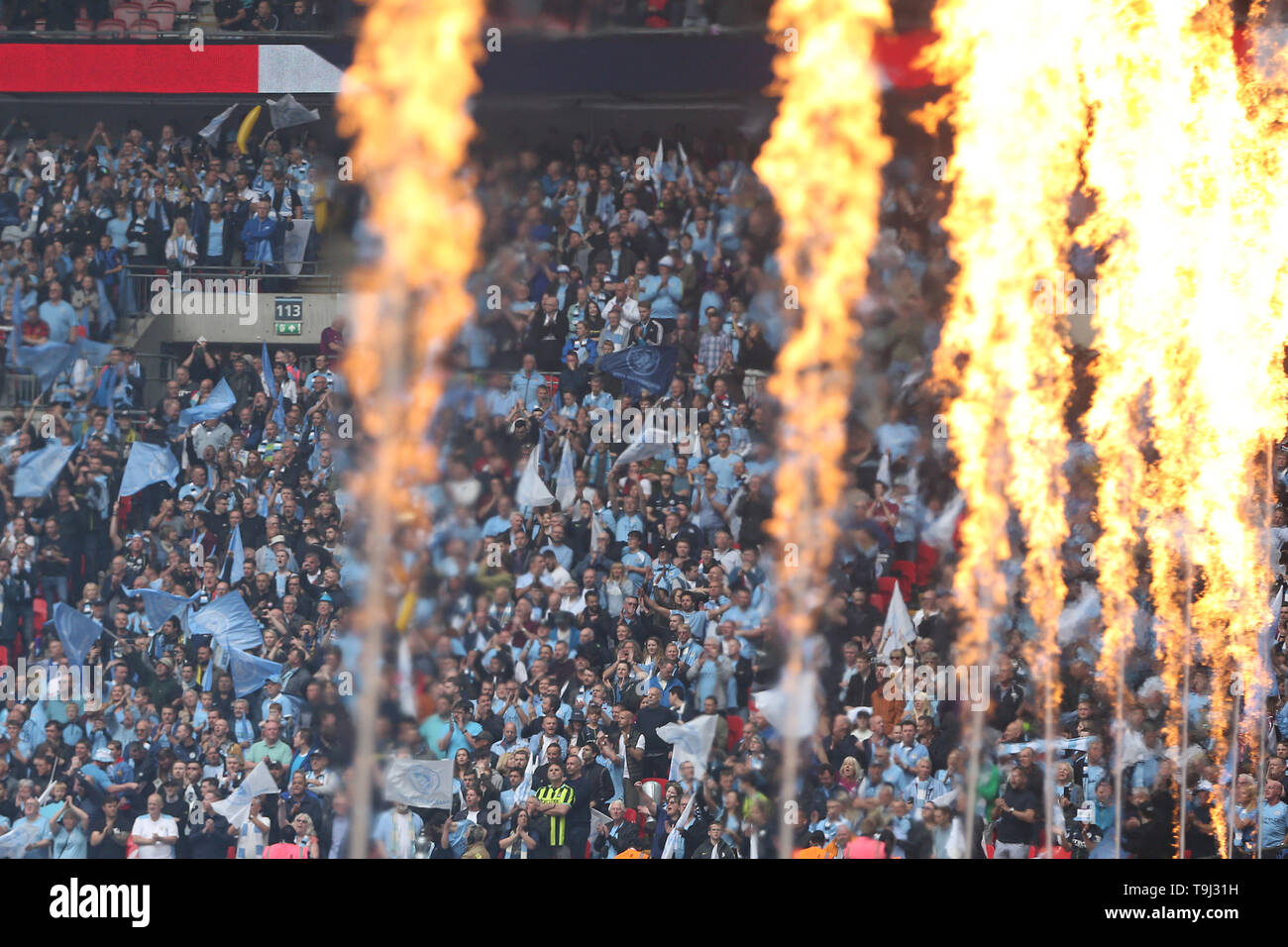 Londra, Regno Unito. 18 Maggio, 2019. Le scene davanti a k/o con fuochi d'artificio e fiamme.Emirati finale di FA Cup, Manchester City v Watford allo Stadio di Wembley a Londra il sabato 18 maggio 2019. Questa immagine può essere utilizzata solo per scopi editoriali. Solo uso editoriale, è richiesta una licenza per uso commerciale. Nessun uso in scommesse, giochi o un singolo giocatore/club/league pubblicazioni . Credito: Andrew Orchard fotografia sportiva/Alamy Live News Foto Stock