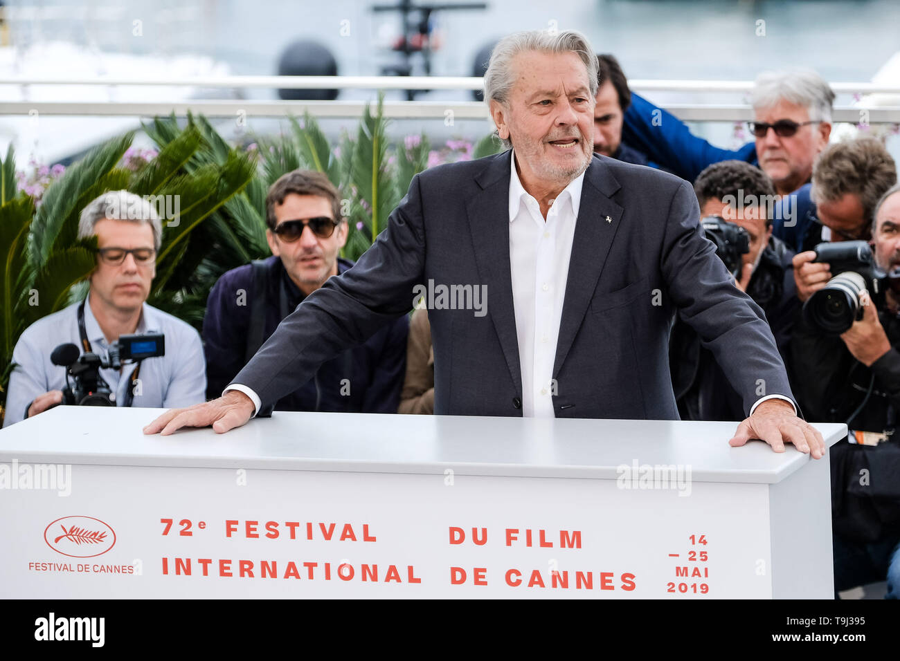 Cannes, Francia. 19 Maggio, 2019. Alain Delon pone a un photocall per il Golden Palm d'onore della 72esima Festival di Cannes domenica 19 maggio 2019 presso la 72a edizione del Festival de Cannes, Palais des Festivals Cannes. Nella foto: ( Palme D'or d'honneur du 72e Festival De Cannes ). Foto di Julie Edwards. Credito: Julie Edwards/Alamy Live News Foto Stock