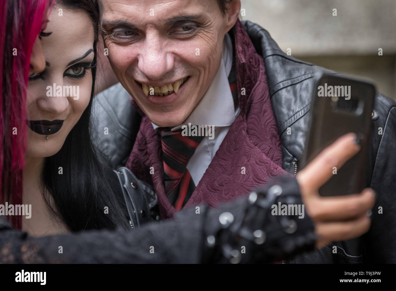 Londra, Regno Unito. 18 Maggio, 2019. I membri di Londra società vampiro frequentare la giornata porte aperte di Nunhead cimitero. Credito: Guy Corbishley/Alamy Live News Foto Stock