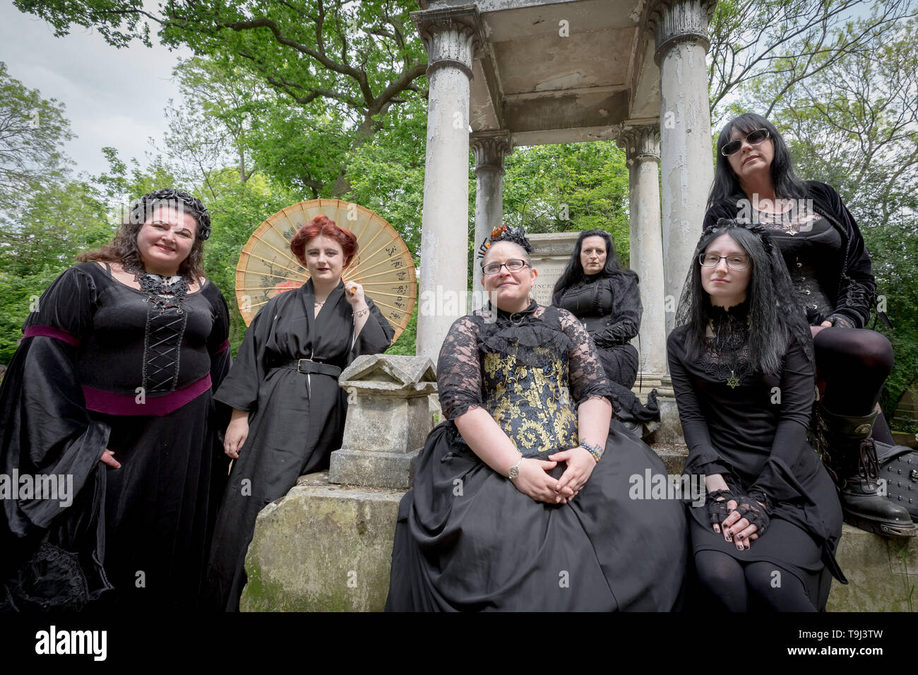 Londra, Regno Unito. 18 Maggio, 2019. I membri di Londra società vampiro frequentare la giornata porte aperte di Nunhead cimitero. Credito: Guy Corbishley/Alamy Live News Foto Stock