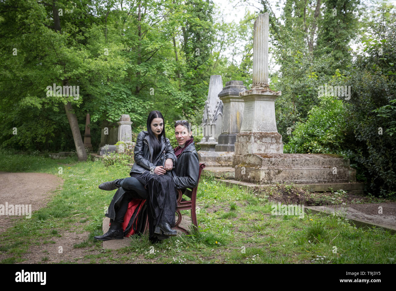 Londra, Regno Unito. 18 Maggio, 2019. I membri di Londra società vampiro frequentare la giornata porte aperte di Nunhead cimitero. Credito: Guy Corbishley/Alamy Live News Foto Stock