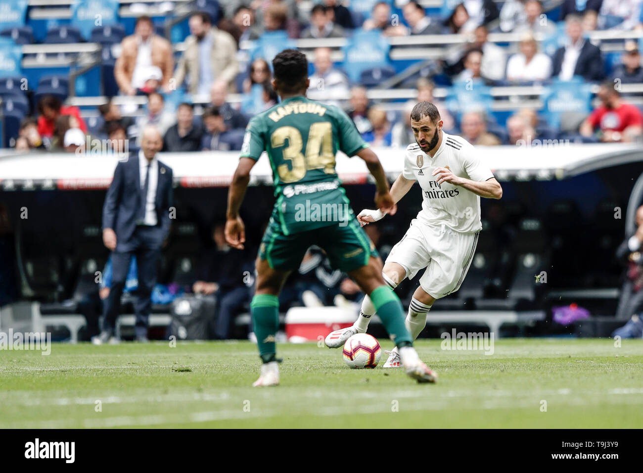 Madrid, Spagna. 19 Maggio, 2019. La Liga Calcio, Real Madrid contro il Real Betis; Karim Benzema ( Real Madrid ) si rompe in avanti coperti da Wilfrid Kaptoum (betis) Credit: Azione Plus immagini di sport/Alamy Live News Foto Stock