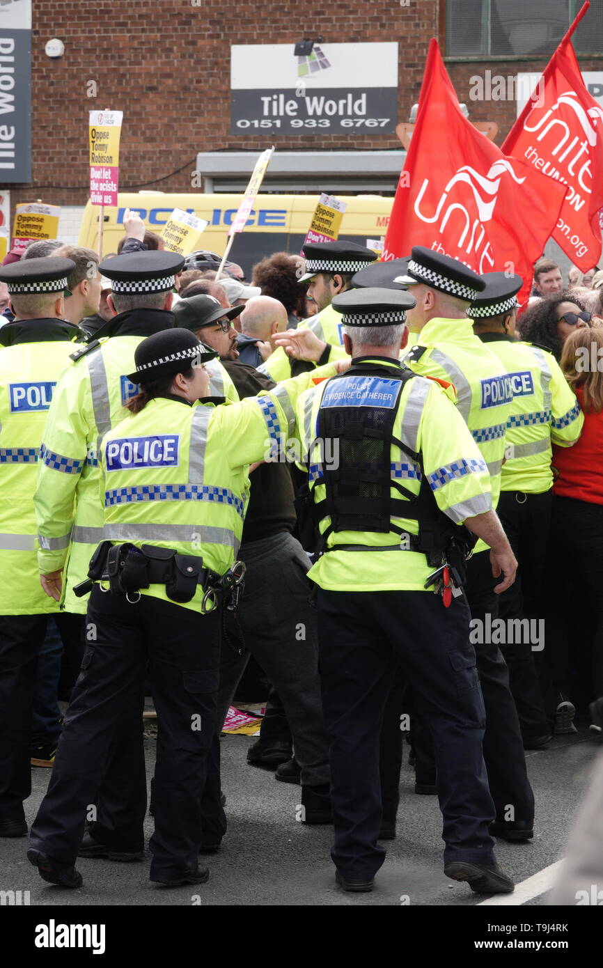 Liverpool, Regno Unito. Il 19 maggio 2019. Persone che protestano contro Tommy Robinson a Bootle davanti a questo settimane elezioni europee. Credit:Ken Biggs/Alamy Live News Foto Stock