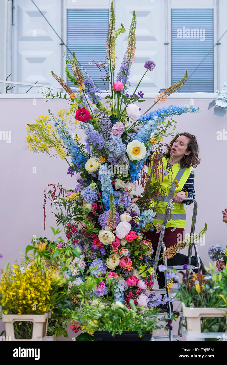 Londra, Regno Unito. Il 19 maggio 2019. I tocchi finali a un display sul Gail Smith fiori - anteprima stampa giornata al RHS Chelsea Flower Show. Credito: Guy Bell/Alamy Live News Foto Stock