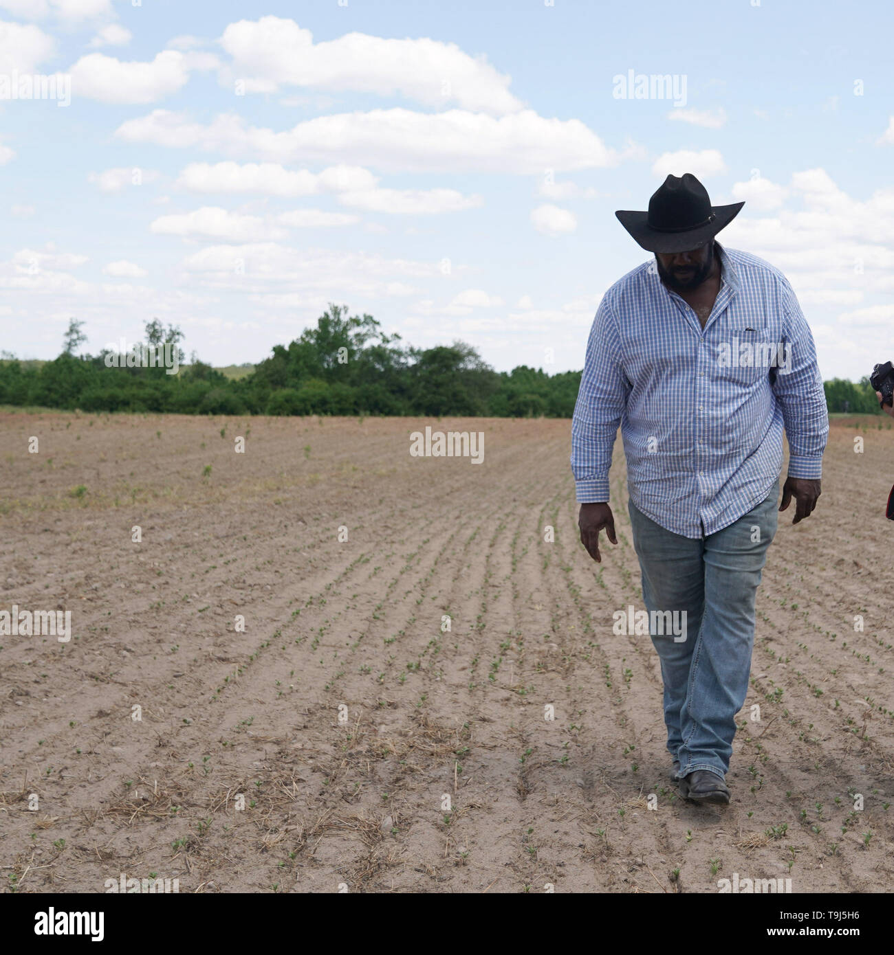 (190519) -- BASKERVILLE, 19 maggio 2019 (Xinhua) -- John Boyd Jr. passeggiate nel campo della sua azienda in Baskerville, Virginia, Stati Uniti, il 15 maggio 2019. John Boyd Jr., una quarta generazione di agricoltore negli Stati Uniti Stato della Virginia, ha piantato solo circa un quarto del suo raccolto di soia finora quest'anno. "Io sono parte preoccupato e parte frustrati e sono rimasto molto deluso", ha detto. Presso la sua azienda a conduzione familiare in Baskerville, Southern Virginia, Boyd Xinhua ha detto in precedenza questa settimana che il periodo di piantumazione è in fase di chiusura per i suoi fagioli di soia. "Se il mio prodotto non è piantato un mese da destra ora ... poi su tutto il resto Foto Stock