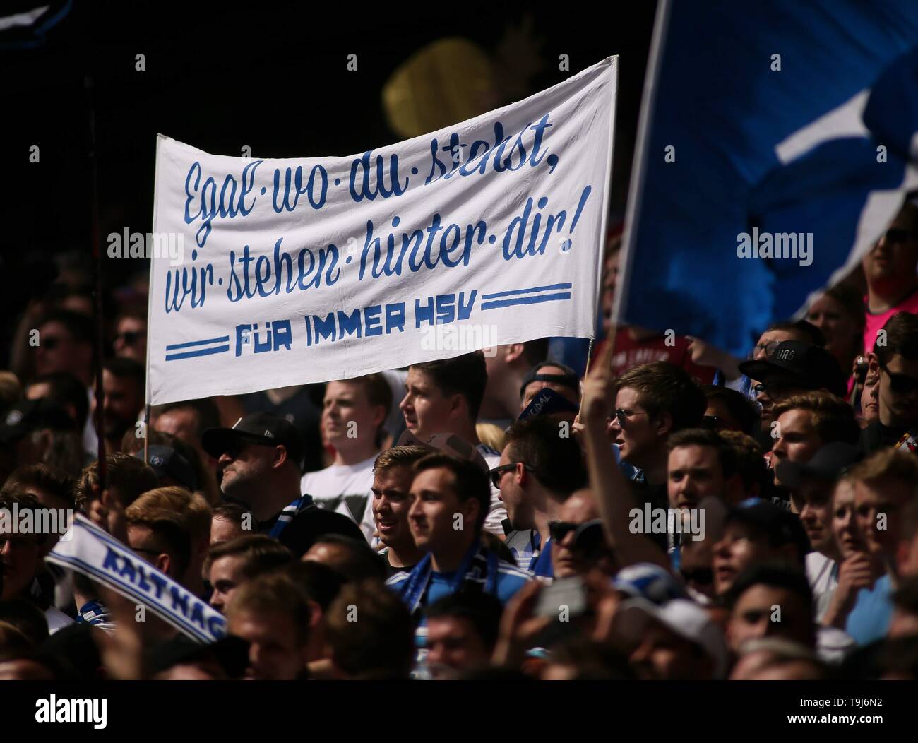 Firo: 19.05.2019, calcio, 2.Bundesliga, stagione 2018/2019, trentaquattresima Giornata, Hamburg Amburgo Amburgo - MSV Duisburg HSV Amburgo Amburgo - ventole con poster sul Nordtribune | Utilizzo di tutto il mondo Foto Stock