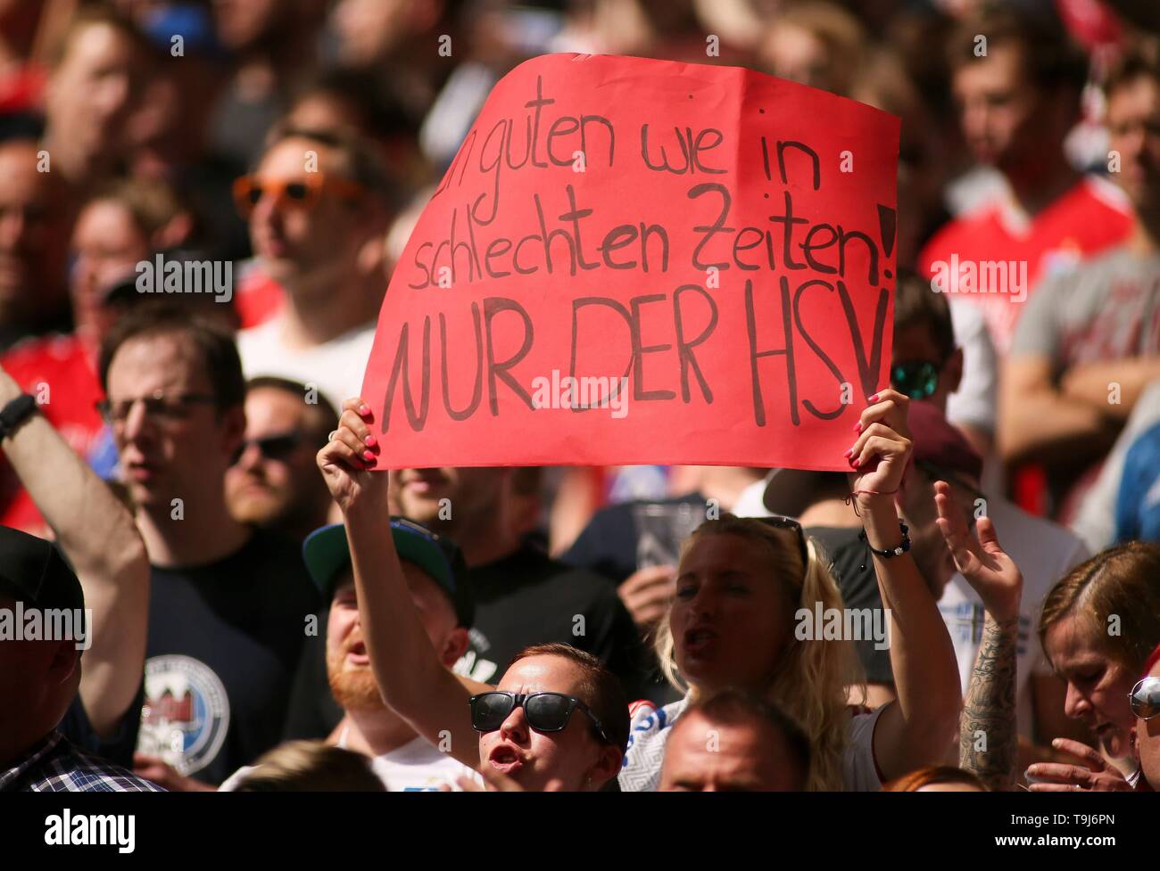 Firo: 19.05.2019, calcio, 2.Bundesliga, stagione 2018/2019, 34. Giornata, HSV Amburgo Amburgo Amburgo - MSV Duisburg HSV Amburgo Amburgo - Ventola con poster sul Nordtribune | Utilizzo di tutto il mondo Foto Stock
