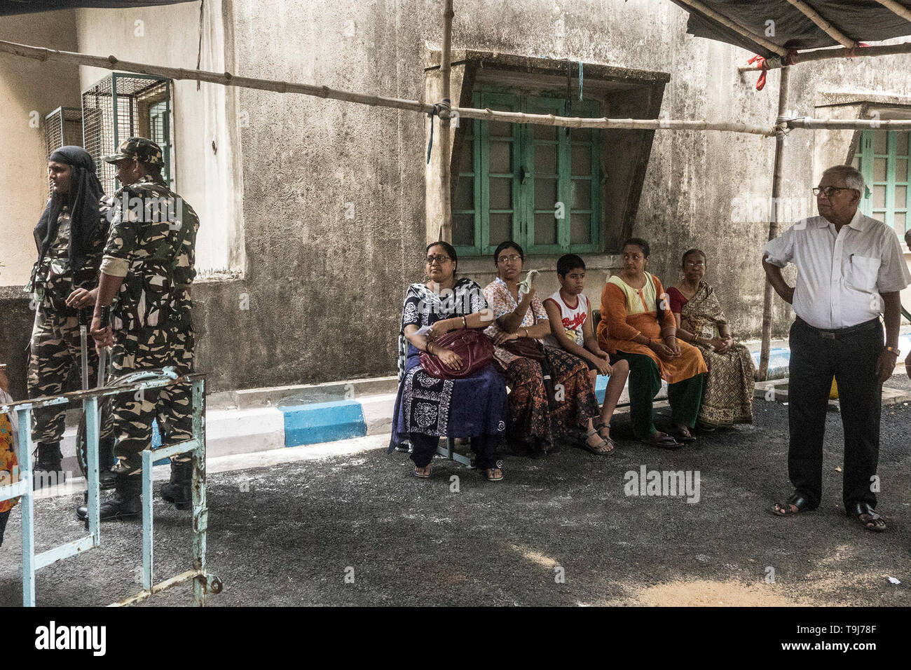 Kolkata, India. 19 Maggio, 2019. Paramilitari indiano troopers guard come elettori attendere per gettare il ballottaggio in Kolkata, India, 19 maggio 2019. La settima e ultima fase di polling del XVII in corso le elezioni generali ha iniziato in 59 circoscrizioni parlamentare di domenica, attraverso sette membri e uno il territorio dell' Unione. I risultati sono slated per essere annunciato il 23 maggio. Credito: Tumpa Mondal/Xinhua/Alamy Live News Foto Stock