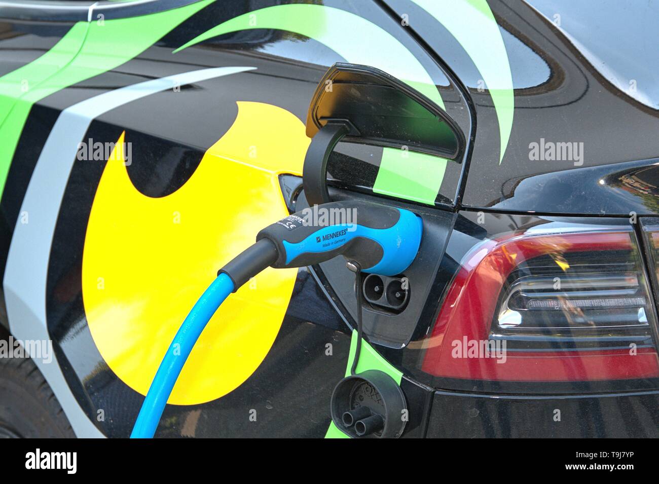 Schleswig, Deutschland. 19 Maggio, 2019. 19.05.2019, un modello di Tesla 3 veicolo elettrico viene caricato withtels un tappo di carica della Società Mennekes sul Gottorfer Landmark. Dettaglio del processo di carica. | Utilizzo di credito in tutto il mondo: dpa/Alamy Live News Foto Stock