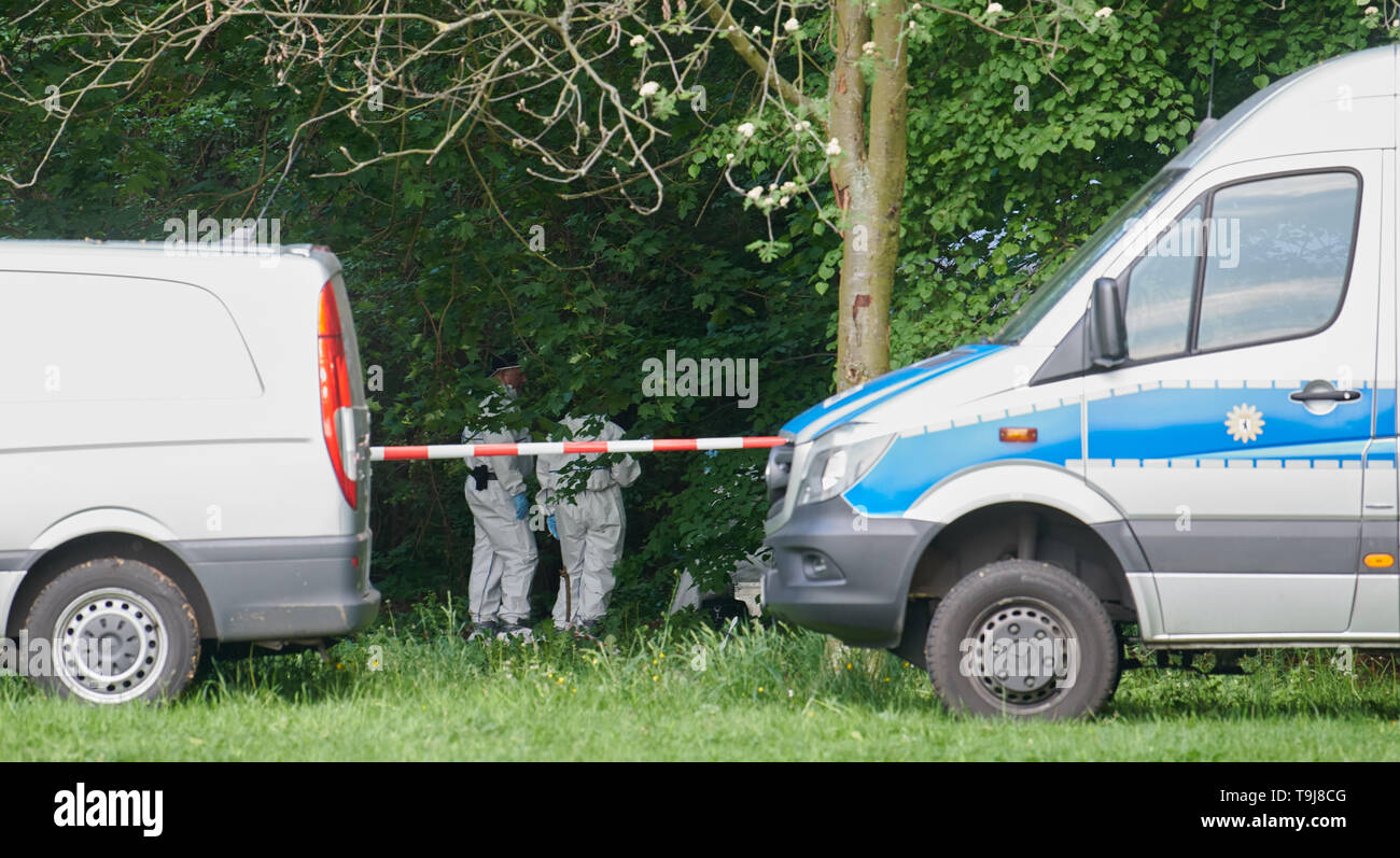 Berlino, Germania. 19 Maggio, 2019. I tecnici forensi da parte della polizia di fissare tracce in un pezzo di bosco nel Parco Treptower. Un corpo maschio è stato trovato lì nel pomeriggio. Credito: Annette Riedl/dpa/Alamy Live News Foto Stock