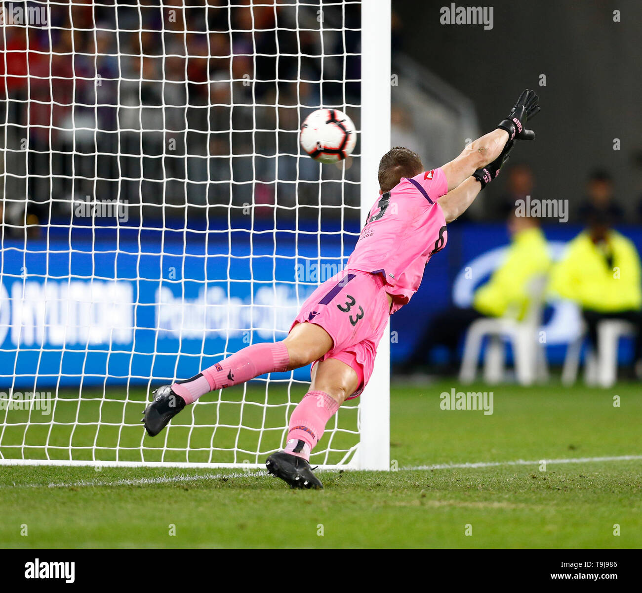 Lo stadio di Perth, Perth, Australia. 19 Maggio, 2019. Un campionato Grand final, Perth Gloria rispetto a Sydney FC; Liam Reddy della gloria di Perth dives il modo giusto ma non riesce a salvare il colpo durante la penalità shoot out Credit: Azione Plus sport/Alamy Live News Foto Stock