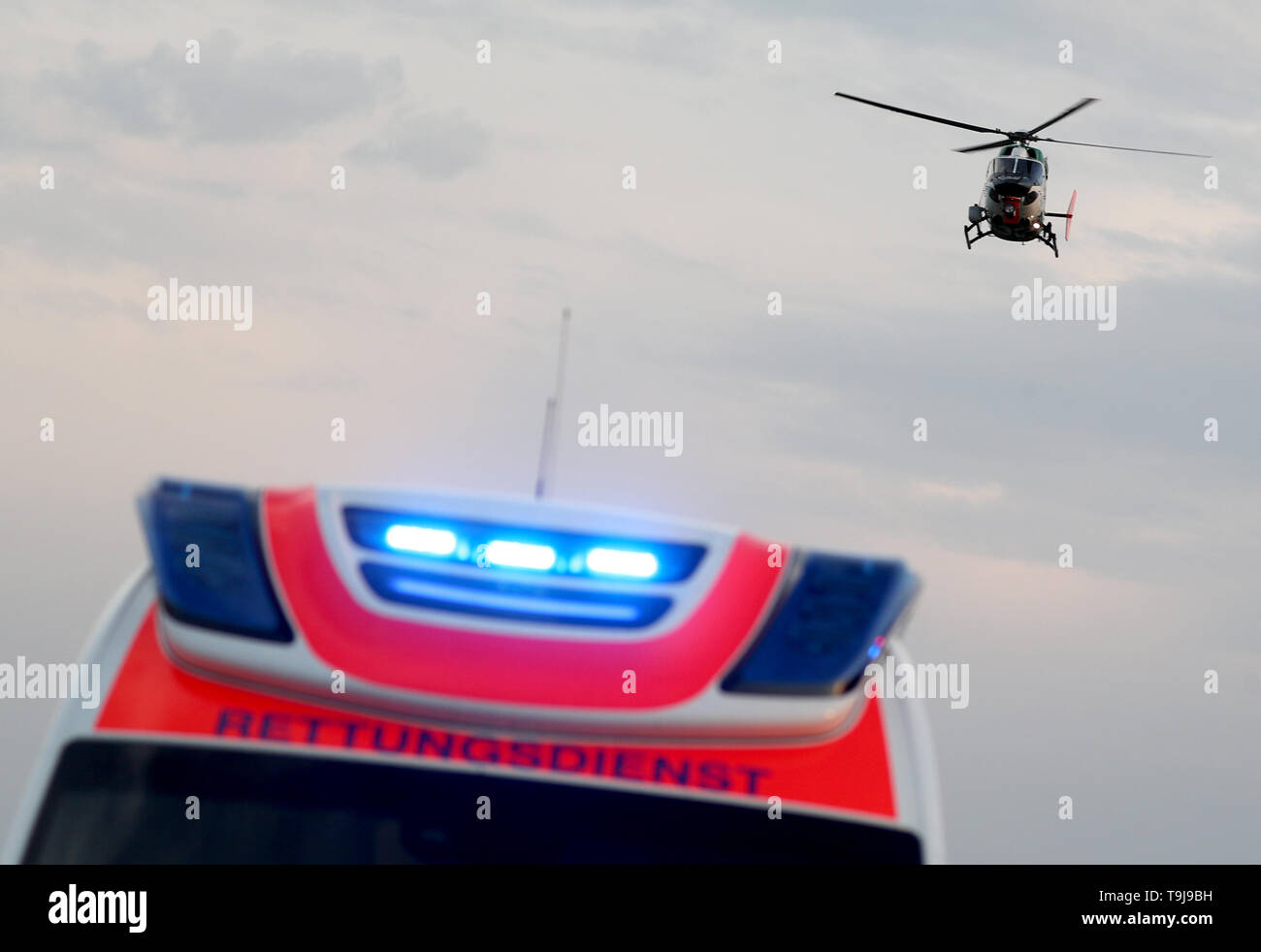 Leipzig, Germania. 19 Maggio, 2019. Un elicottero sorvola un ambulanza sulla scena di un incidente da un incidente bus. In un grave incidente con un autobus in autostrada 9 vicino a Leipzig almeno una persona è stata uccisa e numerosi feriti. Di conseguenza, il bus Flixbus rovesciati tra l'Leipzig-West e Bad Dürrenberg giunzioni. Successivamente il veicolo è rimasto sul lato. Credito: Jan Woitas/dpa-Zentralbild/dpa/Alamy Live News Foto Stock