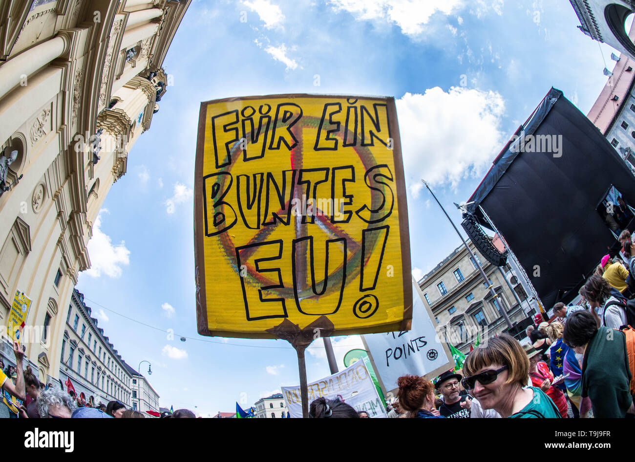 Monaco di Baviera, Germania. 19 Maggio, 2019. ''Per una diversa Unione Europea''. Unione di almeno altre sei città, circa 20.000 di Monaco di Baviera ha dimostrato al famoso Odeonsplatz contro il sorgere di nuovi nazionalismi divampando in tutta Europa. La coalizione ha dimostrato di incoraggiare i numeri di massa di pro-democrazia agli elettori di andare fuori del 26 maggio a votare alle elezioni europee per compensare la bassa affluenza registrata che in gran favore fringe e di estrema destra candidati. Credito: Sachelle Babbar/ZUMA filo/Alamy Live News Foto Stock