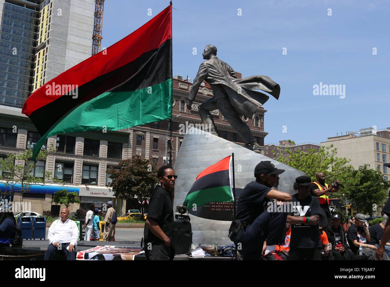 New York, NY, STATI UNITI D'AMERICA. 19th. Maggio, 2019. I residenti della storica New York città quartiere celebra la vita e l eredità di Malcolm X, i musulmani afro-americano ministro e attivista per i diritti umani che è stato assassinato nel quartiere nel 1965 con un rally e marzo attraverso le strade di Harlem di Domenica, 19 maggio 2019, segnando la 94anniversario della nascita di El Hajj Malik El Shabazz e ha sollecitato la cessazione di tutte le attività commerciali da parte dei negozi e ambulanti per tre (3) ore nel quartiere. © 2019 G. Ronald Lopez/Alamy Live News Foto Stock