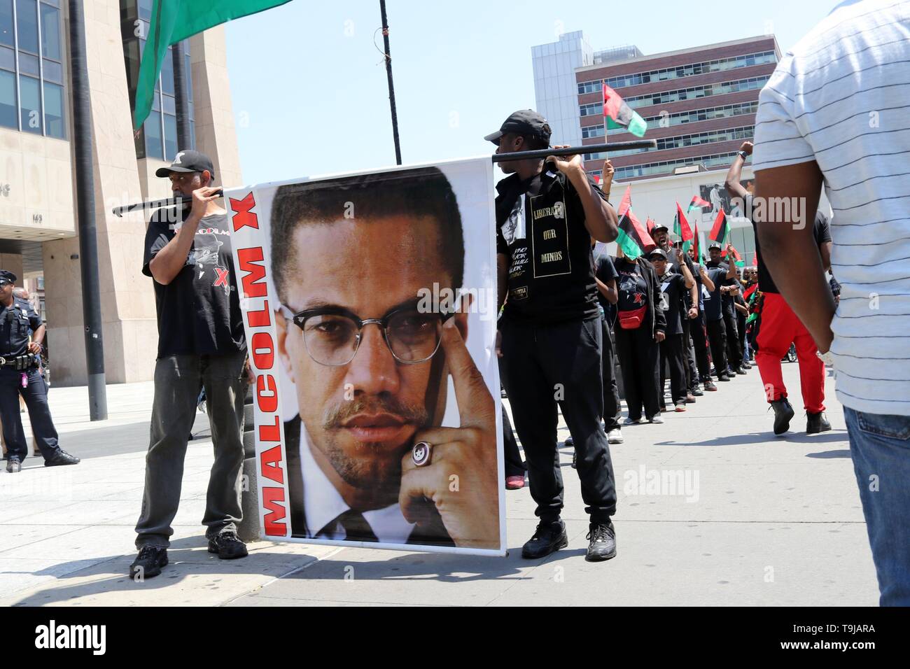 New York, NY, STATI UNITI D'AMERICA. 19th. Maggio, 2019. I residenti della storica New York città quartiere celebra la vita e l eredità di Malcolm X, i musulmani afro-americano ministro e attivista per i diritti umani che è stato assassinato nel quartiere nel 1965 con un rally e marzo attraverso le strade di Harlem di Domenica, 19 maggio 2019, segnando la 94anniversario della nascita di El Hajj Malik El Shabazz e ha sollecitato la cessazione di tutte le attività commerciali da parte dei negozi e ambulanti per tre (3) ore nel quartiere. © 2019 G. Ronald Lopez/Alamy Live News Foto Stock