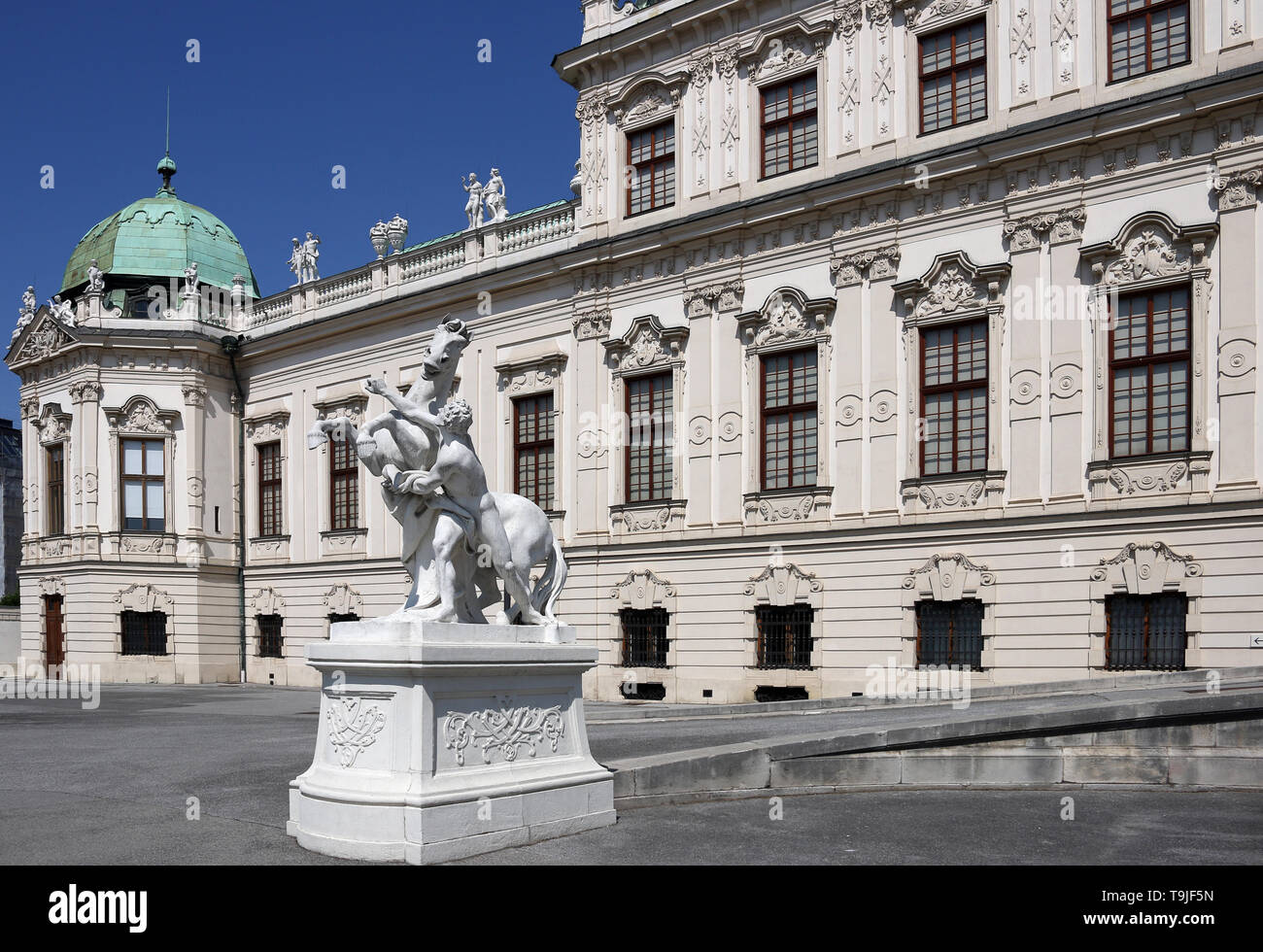 La statua e il Palazzo del Belvedere di Vienna Austria Foto Stock