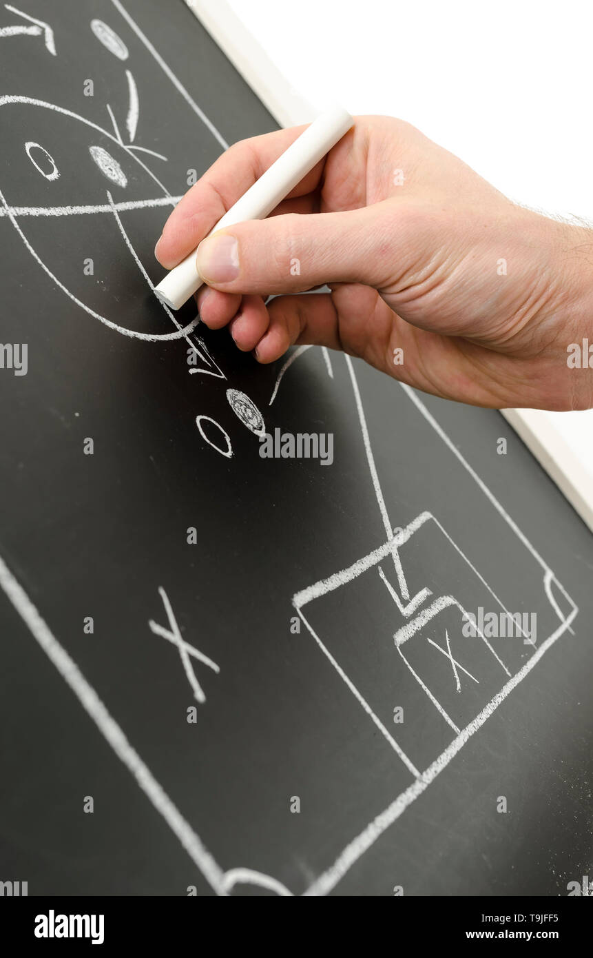 La scrittura a mano una strategia di calcio su una lavagna. Foto Stock
