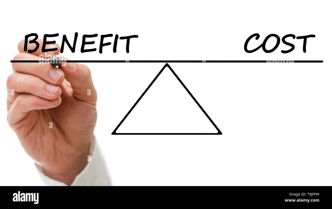 Schema di un altalena che mostra vantaggi e costi in perfetto equilibrio che mostra che il costo di pagare per i benefici è pari a i vantaggi Foto Stock