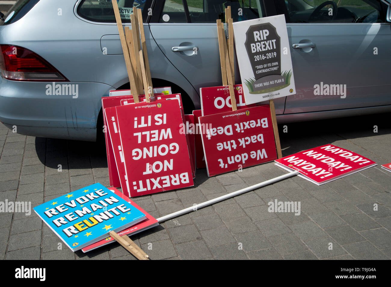 La piazza del Parlamento, Westminster, London. Il 17 maggio 2019. Cartelli in attesa di essere utilizzati da rimanere contestatori. Foto Stock