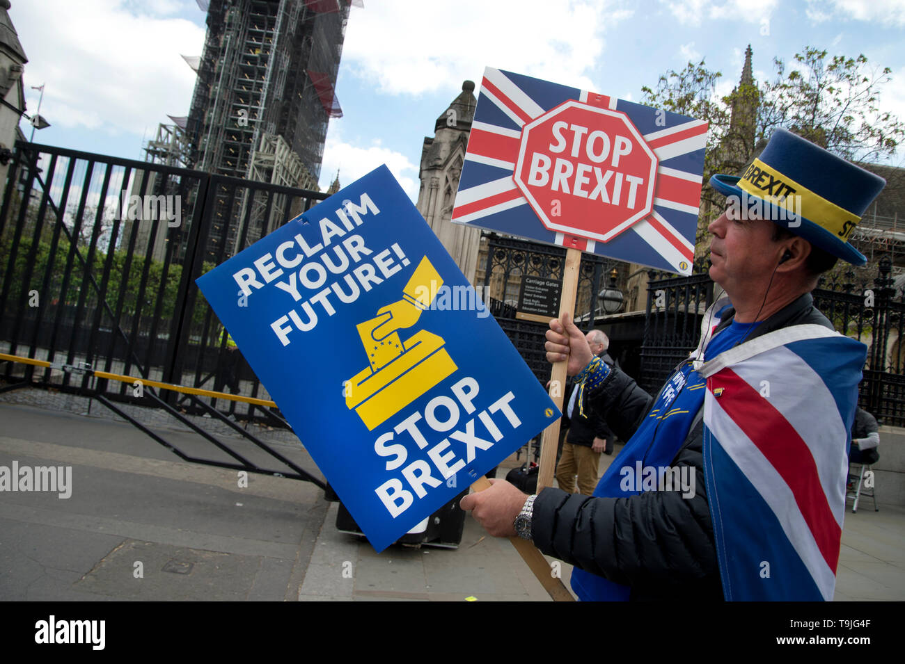 La piazza del Parlamento, Westminster, London. Il 17 maggio 2019. Rimanere protester Steve Bray detiene una targhetta per incoraggiare le persone a votare per arrestare Brexit. Foto Stock