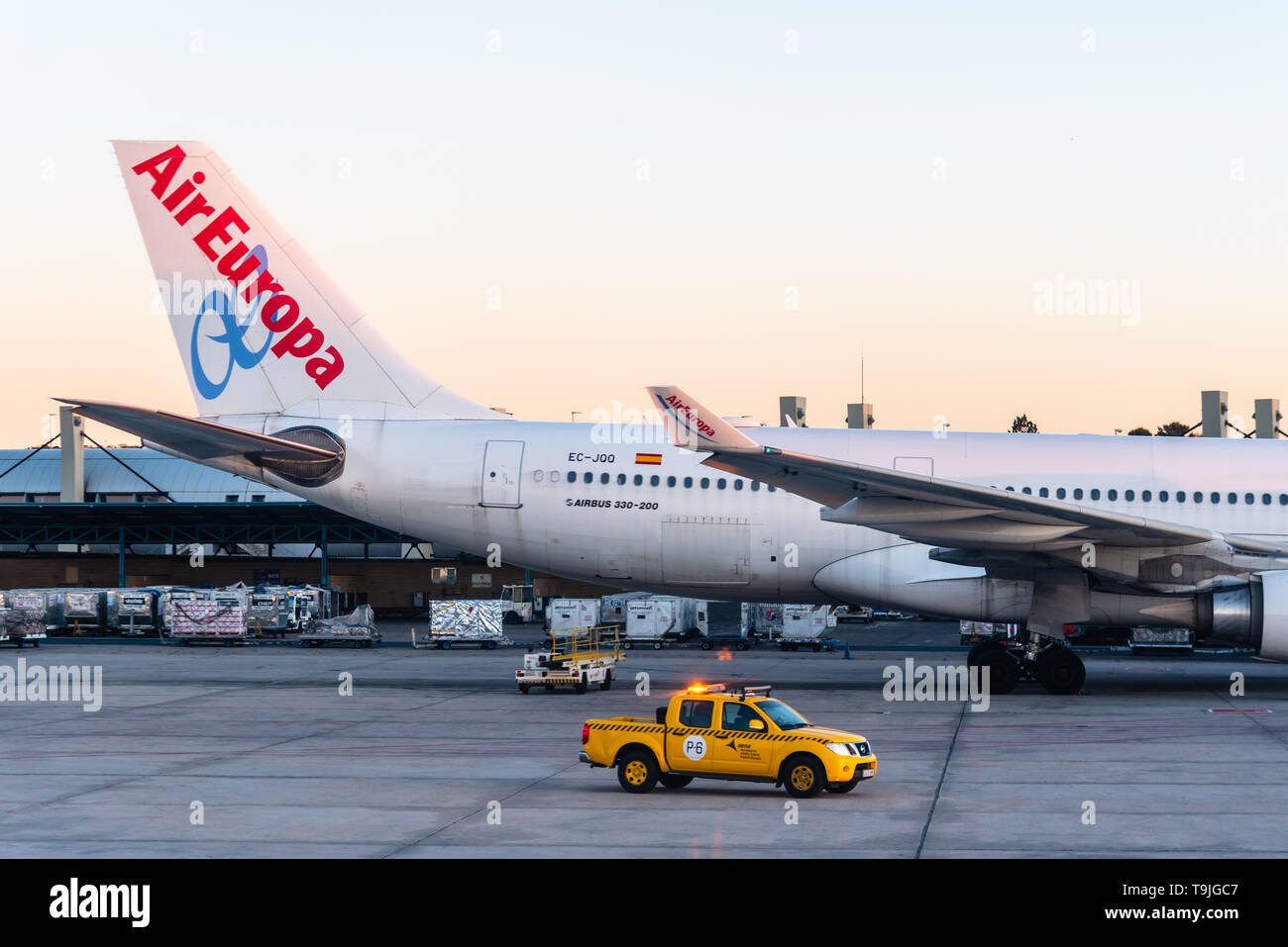Madrid, Spagna - 14 Maggio 2019: Airbus 330-200 ad un basso costo della compagnia aerea Air Europa in una pista di aeroporto internazionale di Madrid un giorno chiaro di sunrise Foto Stock