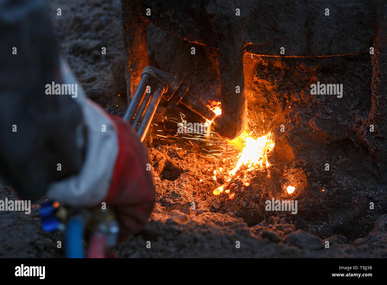 Macchina di saldatura con metallo in fusione scende e le scintille di scintille. Foto Stock