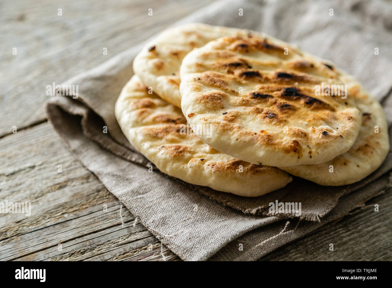 Tradizionale pane pita su legno rustico sfondo Foto Stock