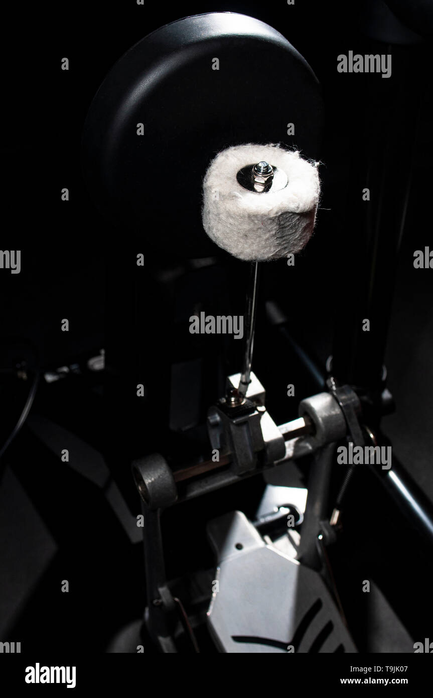 Close-up foto di electronic kick drum su sfondo nero. Foto Stock