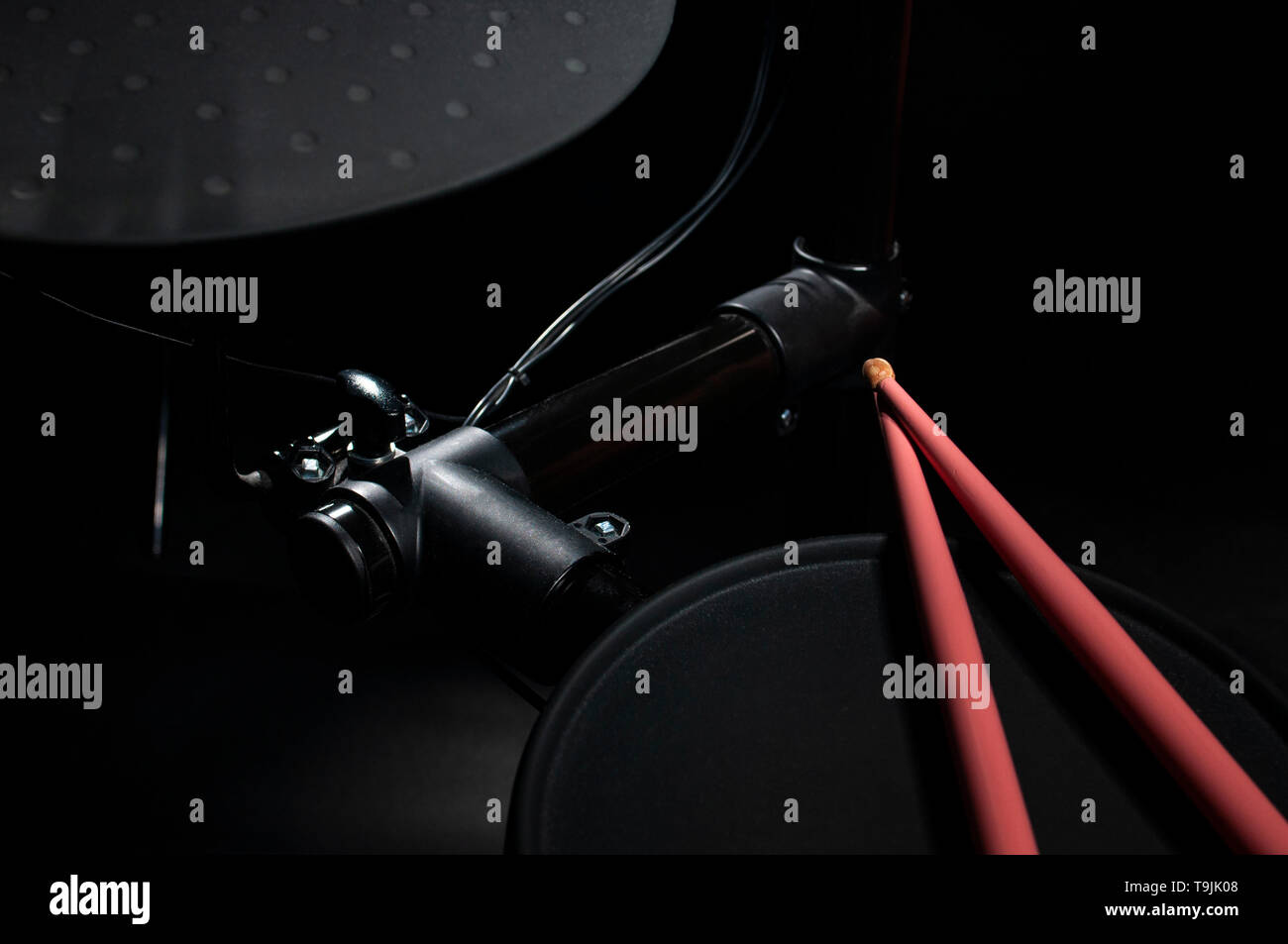 Vecchio electronic Drum Kit e bacchette rosa Foto Stock