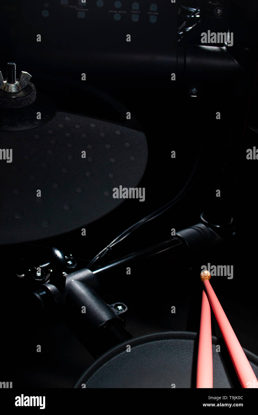 Vecchio electronic Drum Kit e bacchette rosa Foto Stock