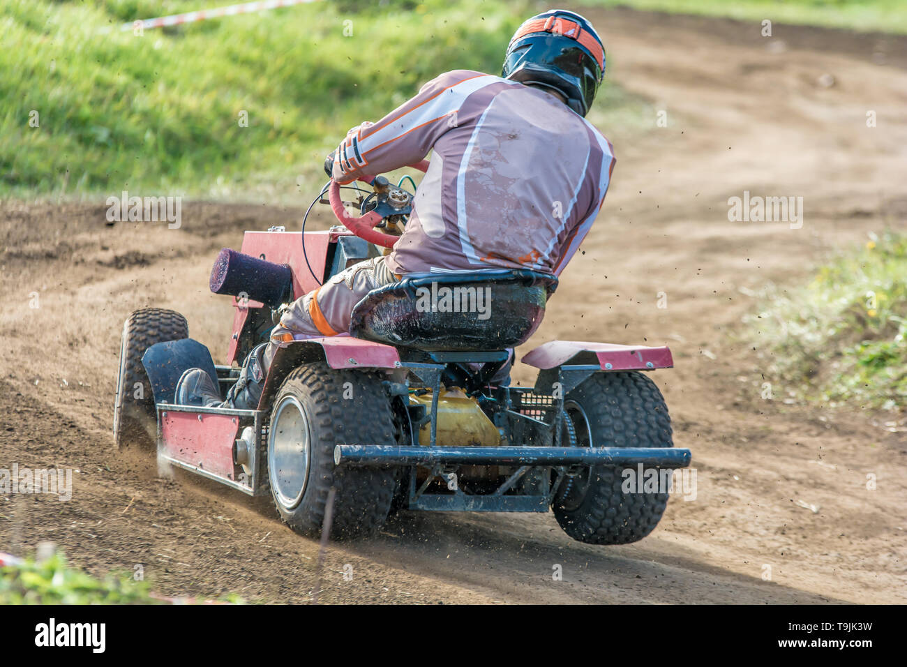 In curva rapido di un prato trattore Foto Stock