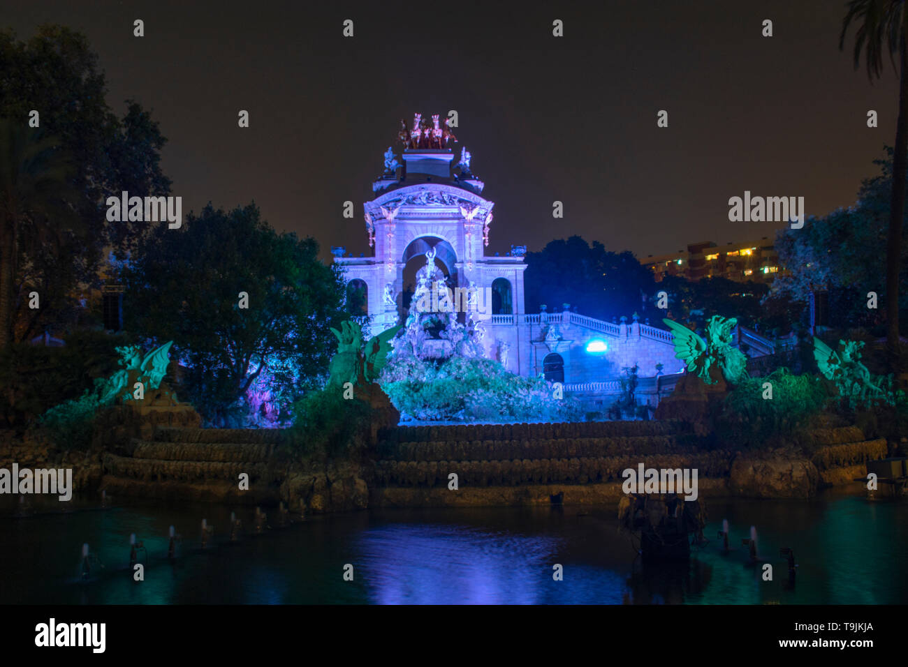 Fondo della Ciutadella, parco pubblico di notte e illuminati della città di Barcellona. Feste notturne nella città di Barcellona. Parte il merçé. Foto Stock