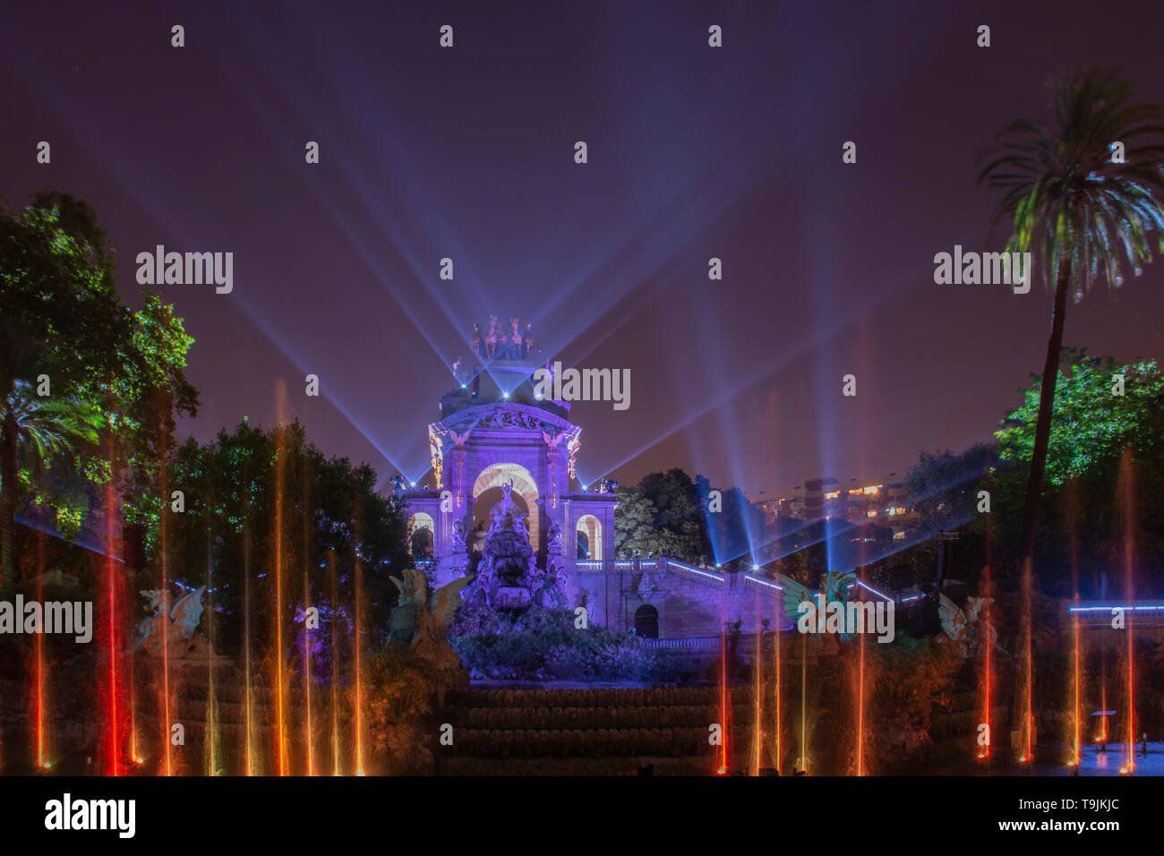 Fondo della Ciutadella, parco pubblico di notte e illuminati della città di Barcellona. Feste notturne nella città di Barcellona. Parte il merçé. Foto Stock