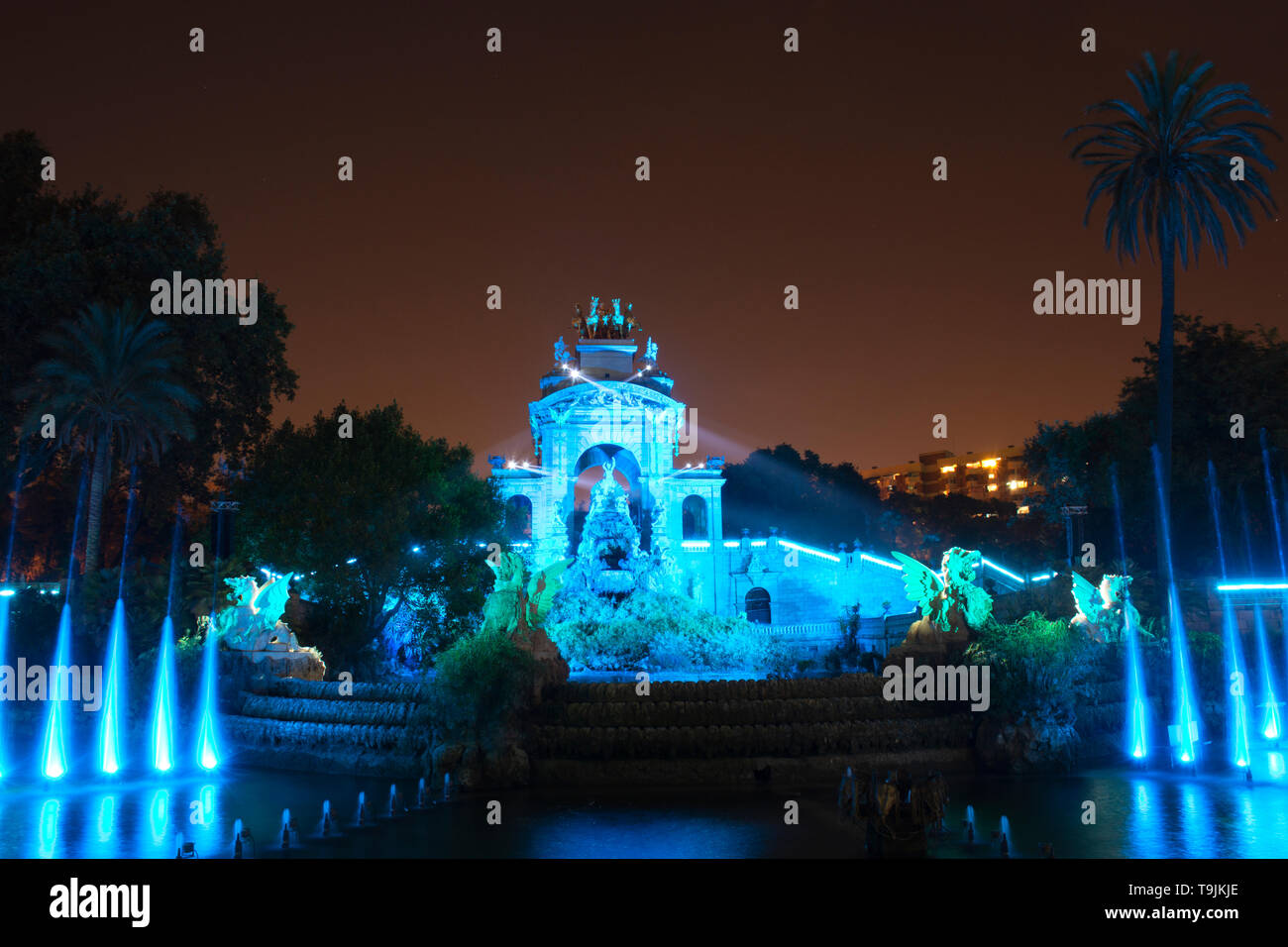 Fondo della Ciutadella, parco pubblico di notte e illuminati della città di Barcellona. Feste notturne nella città di Barcellona. Parte il merçé. Foto Stock