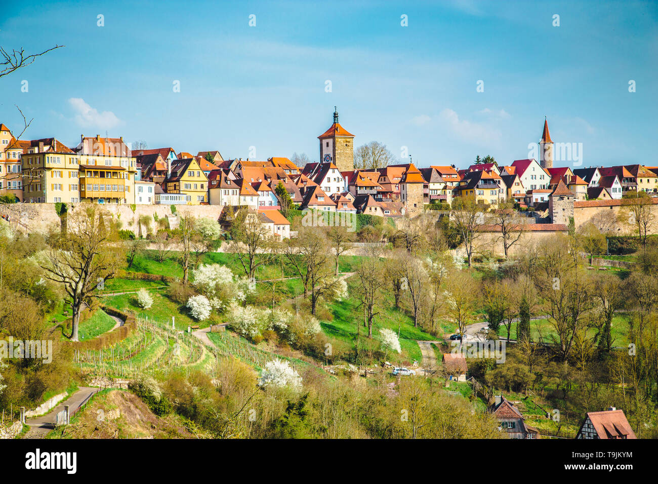 Visualizzazione classica della città medievale di Rothenburg ob der Tauber su una bella giornata di sole con cielo blu e nuvole in primavera, Baviera, Germania Foto Stock