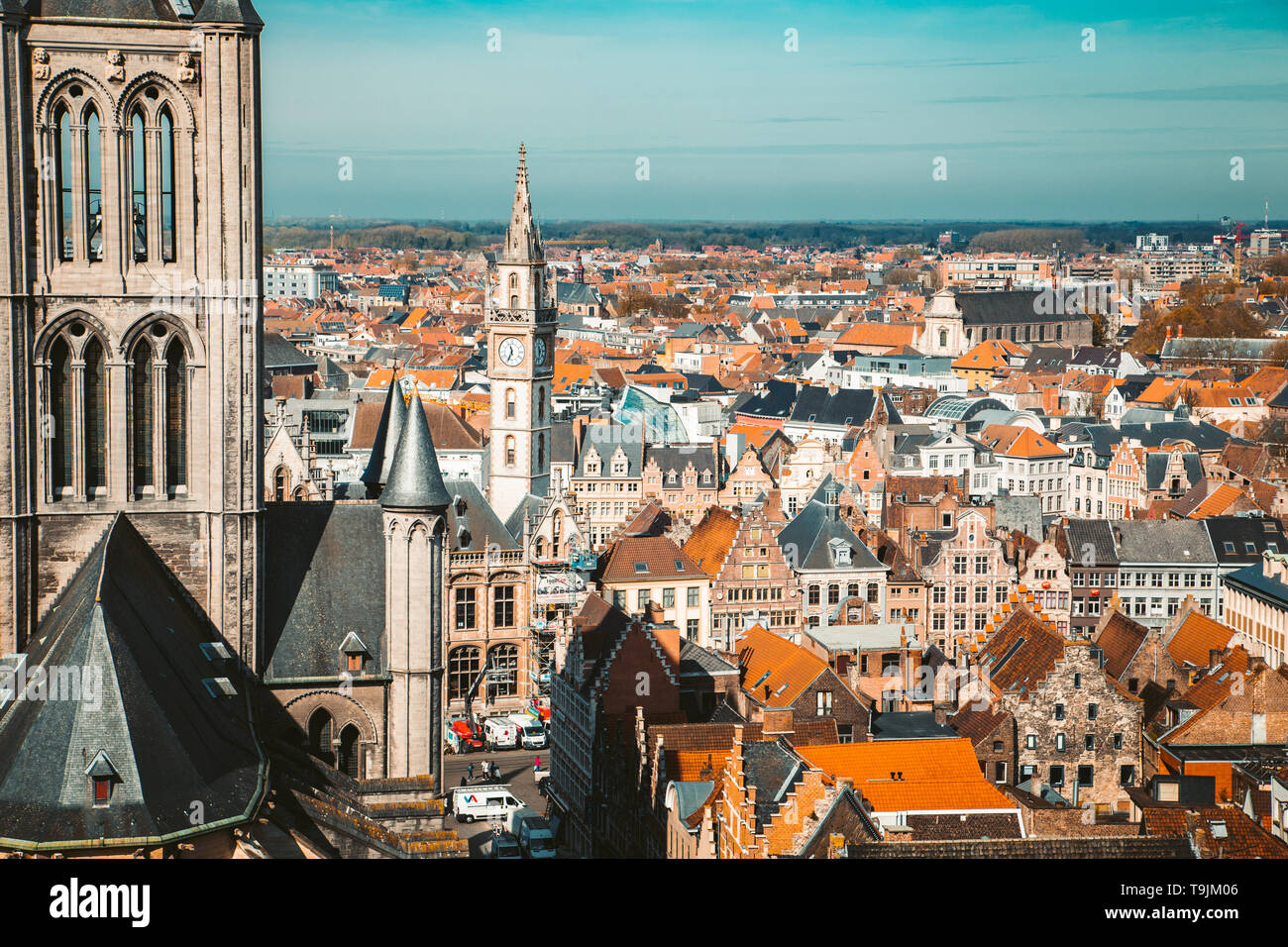 Antenna vista panoramica del centro storico della città di Gand in una bella giornata di sole con cielo blu e nuvole in estate, provincia delle Fiandre Orientali, Belgio Foto Stock