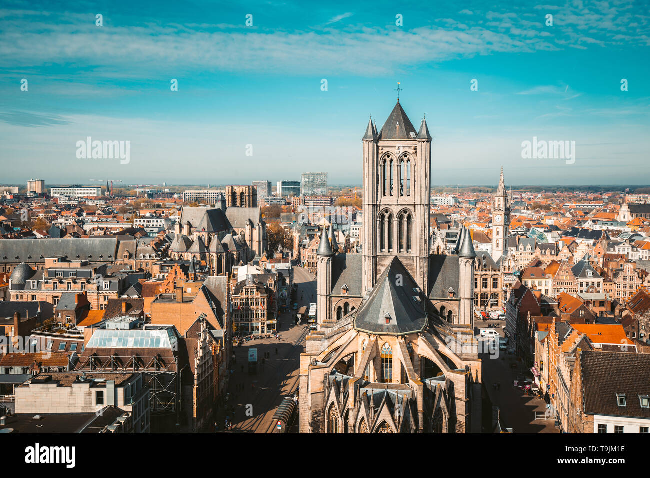 Antenna vista panoramica del centro storico della città di Gand in una bella giornata di sole con cielo blu e nuvole in estate, provincia delle Fiandre Orientali, Belgio Foto Stock