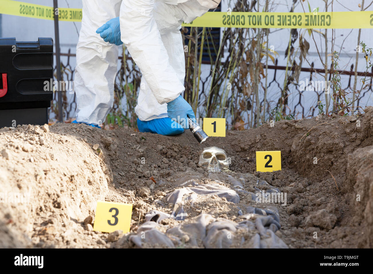 Le scienze forensi specialista in indumenti da lavoro protettiva, raccogliendo le prove sulla scena del crimine Foto Stock