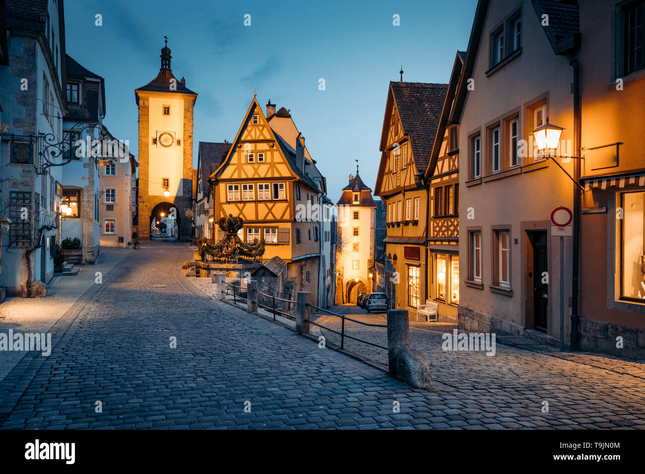 Visualizzazione classica della città medievale di Rothenburg ob der Tauber illuminato nel bellissimo crepuscolo serale durante ore Blu al tramonto, Baviera, Germania Foto Stock