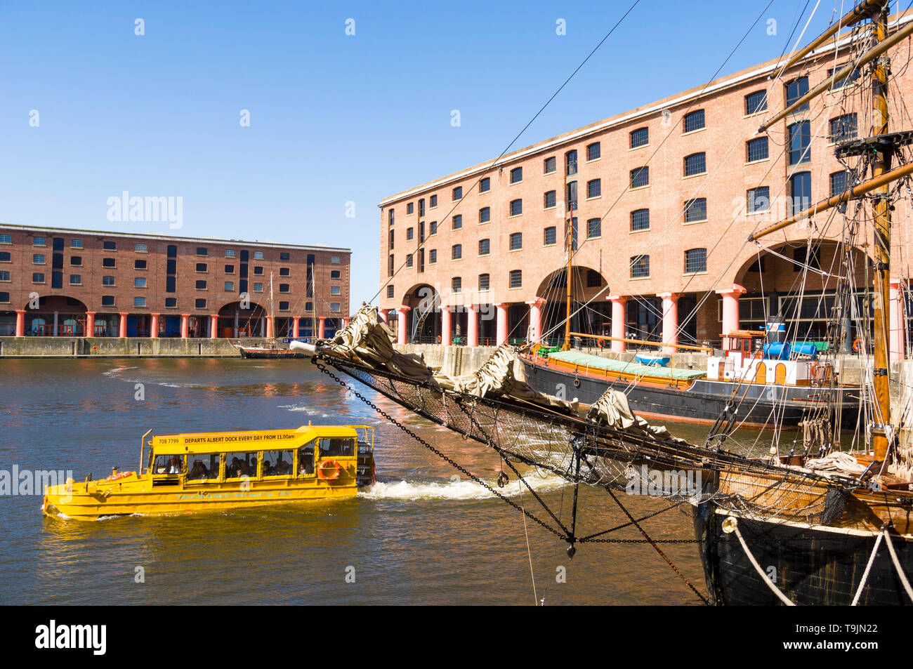 Albert Dock Liverpool Albert Dock giallo acqua Duckmarine tour in barca di Albert docks Liverpool Merseyside England Regno Unito GB Europa Foto Stock