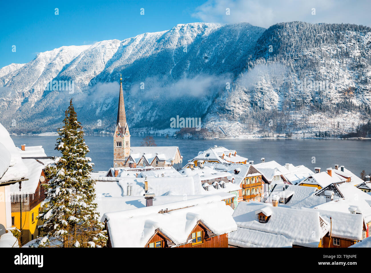 Vista panoramica del villaggio storico di Hallstatt su una bella fredda giornata soleggiata con cielo blu e nuvole in inverno, Austria Foto Stock