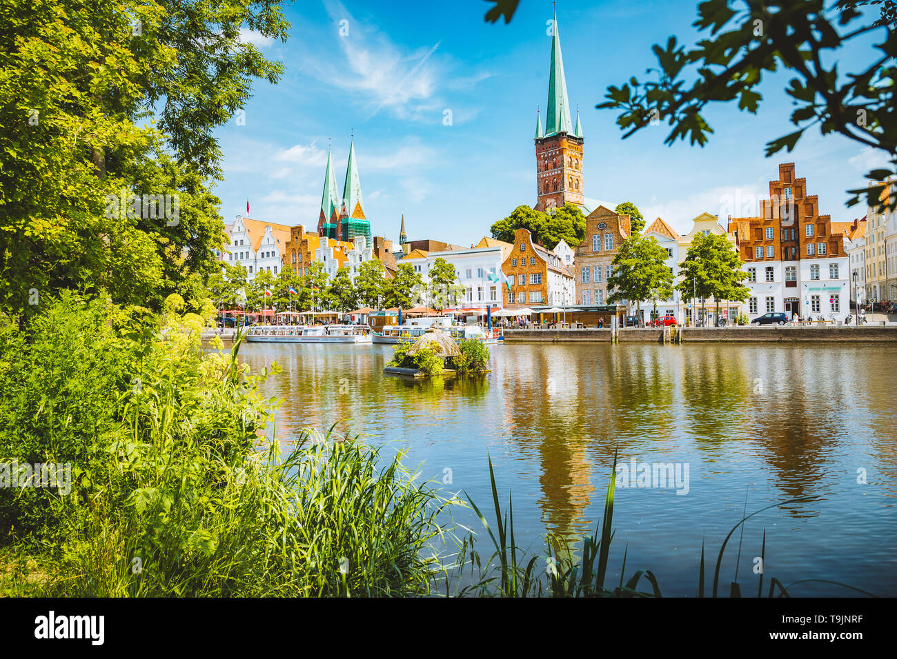 Classic vista panoramica del centro storico della città di Lubecca con il famoso fiume Trave in estate, Schleswig-Holstein, Germania Foto Stock