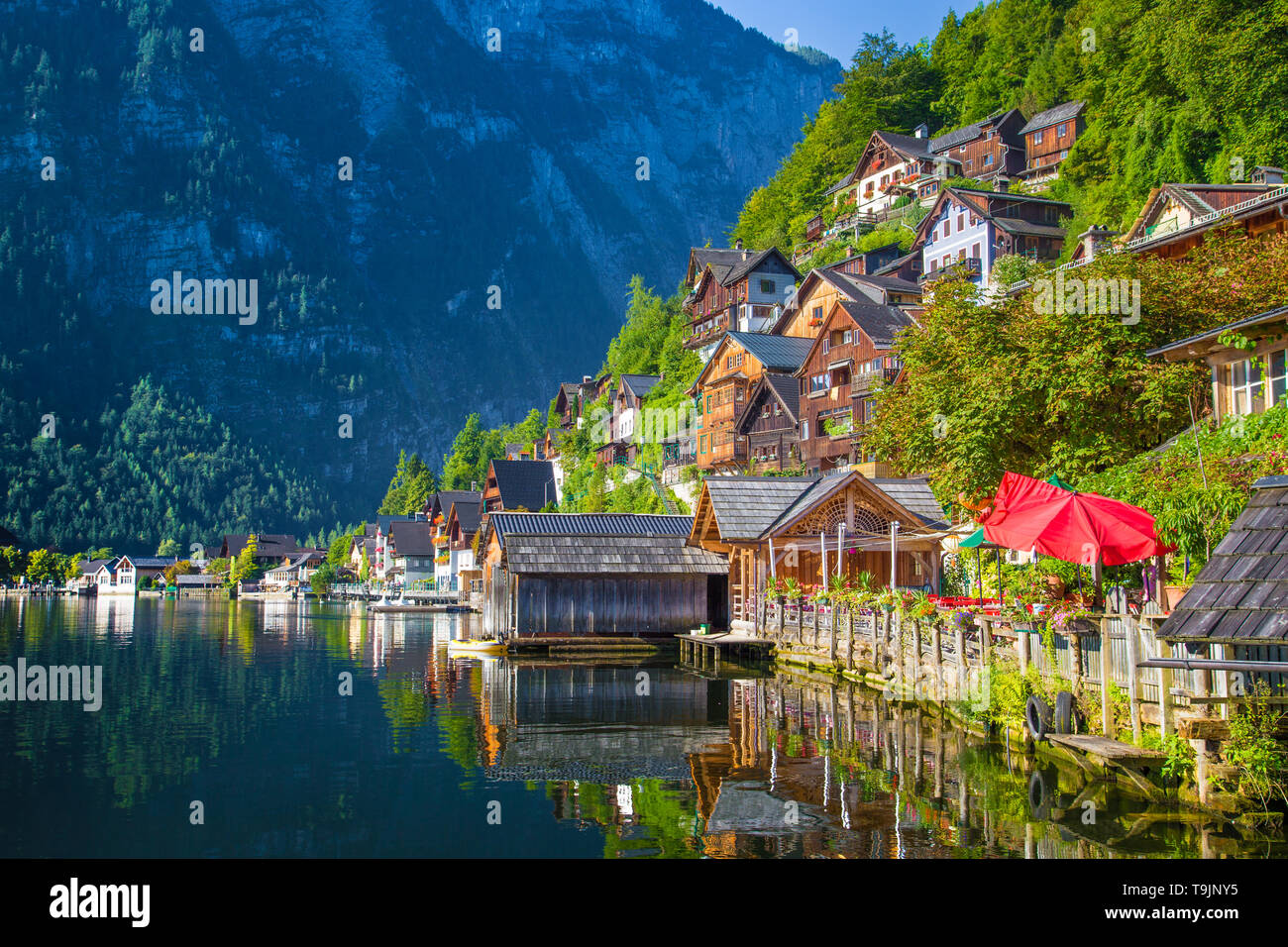 Vecchio tradizionali case di legno nella famosa Hallstatt villaggio di montagna al lago Hallstattersee nelle Alpi austriache in estate, nella regione del Salzkammergut, Aus Foto Stock