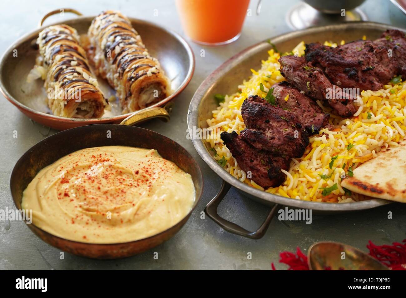 Il Ramadan cibo sfondo festa /Iftar parte concetto : Agnello Kababs,riso, Hummus,pane Lavash date e il baklava, il fuoco selettivo Foto Stock