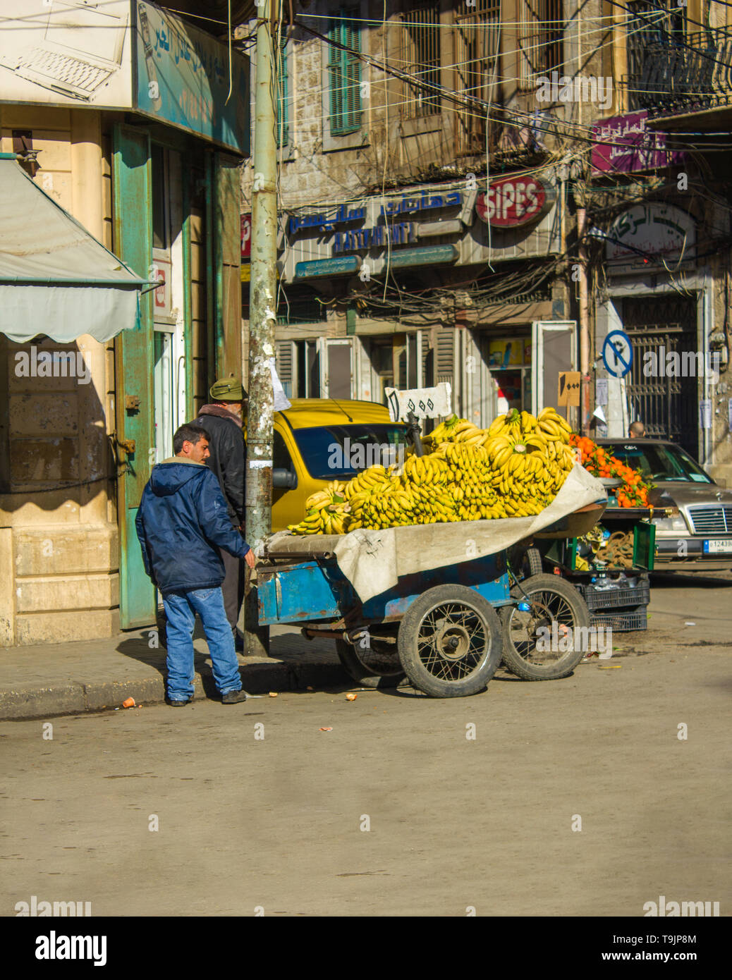 Tripoli, Libano - 15 Gennaio 2016: un uomo la vendita delle banane su un carrello sul centro di Tripoli, Libano Foto Stock