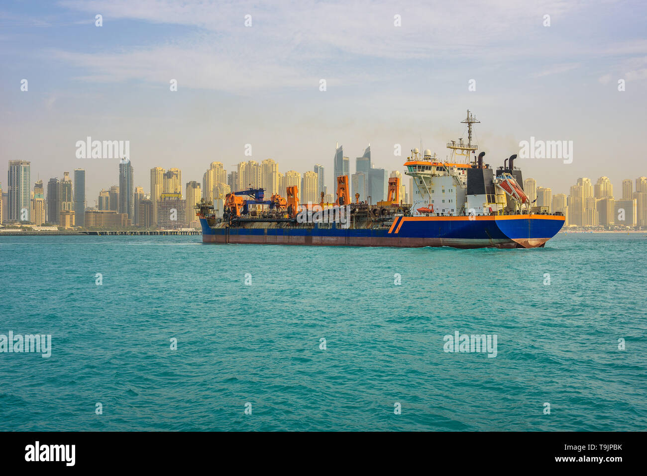 Petroliera nave lasciando la Marina di Dubai Foto Stock