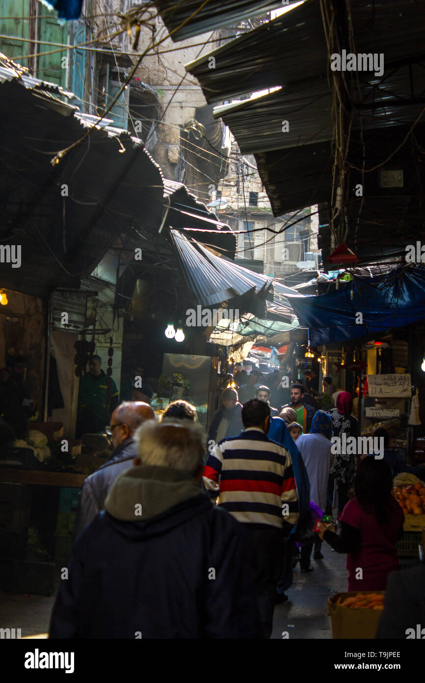 Tripoli, Libano - 15 Gennaio 2016: la gente a piedi attraverso il vicolo stretto di un coperto souk di Tripoli, Libano Foto Stock
