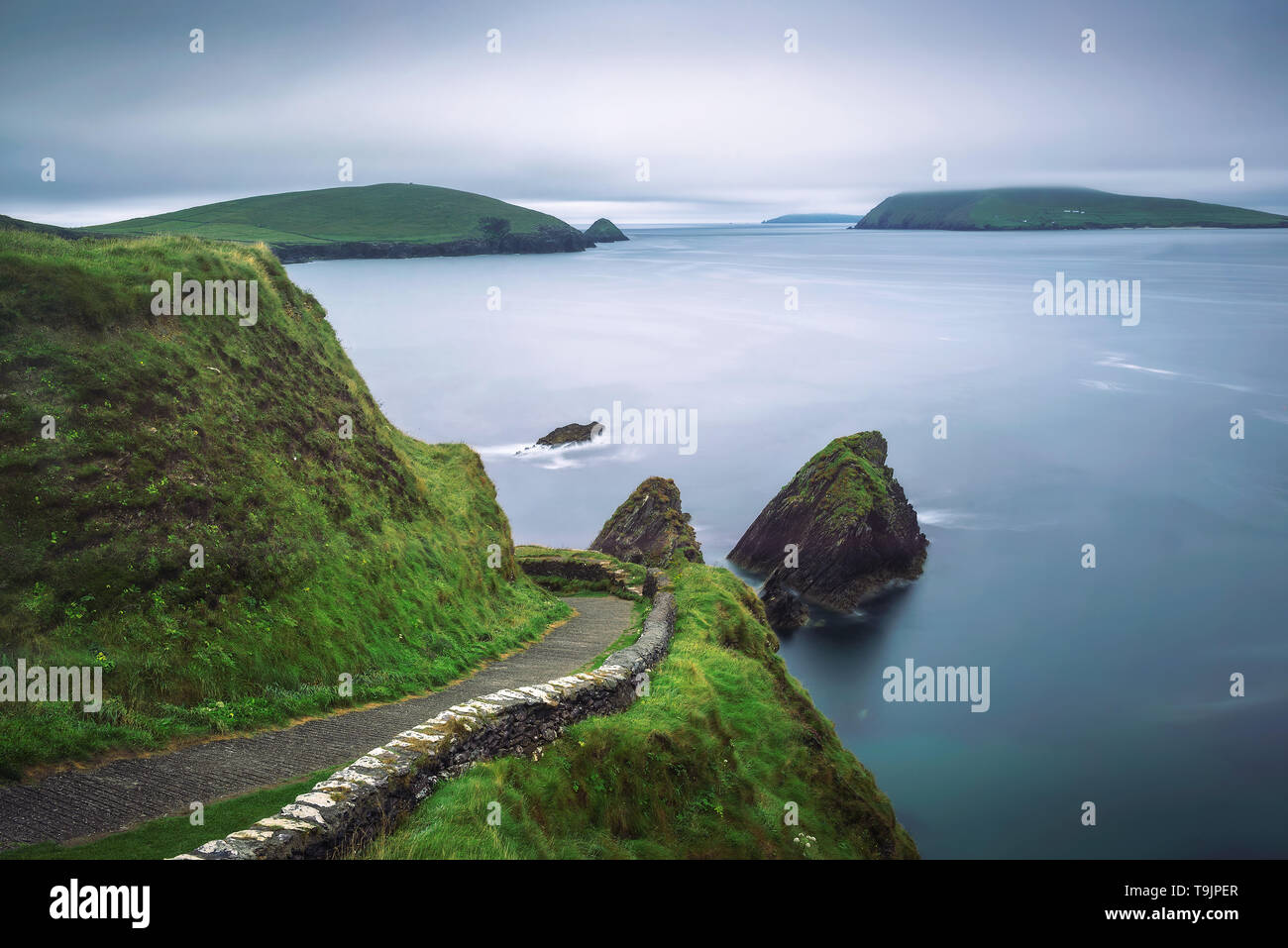Una scalinata che conduce al molo di Dunquin in Irlanda Foto Stock