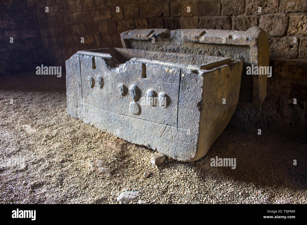 Tripoli, Libano - 15 Gennaio 2016: la tomba vuota di antico sarcofago fenicio. A Tripoli in Libano Foto Stock