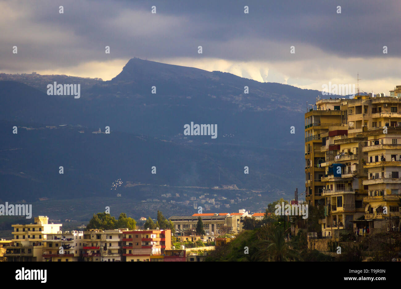 Tripoli, Libano - 15 Gennaio 2016: vista sulla città e sulle montagne sotto un cielo cupo. Tripoli, Libano Foto Stock